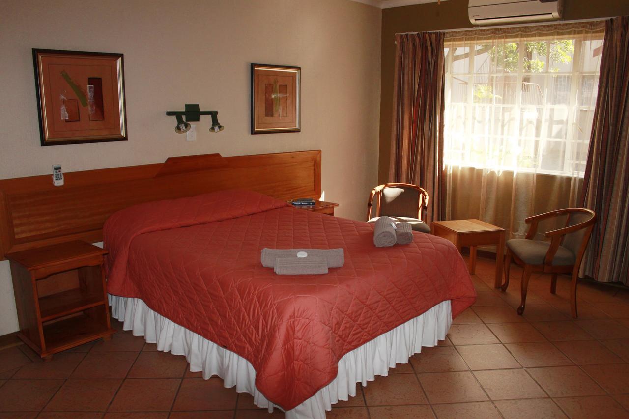 Jacaranda Lodge โพเลอกวาเน ภายนอก รูปภาพ